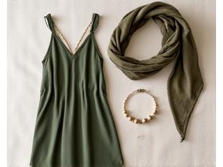 リサイクル素材で作られたエレガントな洋服やエシカルアクセサリー