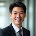 40代男性の笑顔のポートレート。ビジネスシーンで活発な印象