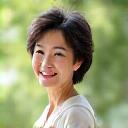 50代女性の穏やかな笑顔のポートレート。庭でリラックスしている様子