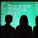 従業員がセキュリティトレーニングを受け、データ保護に関する意識を高めている様子。協力してデジタルセキュリティについて学んでる。